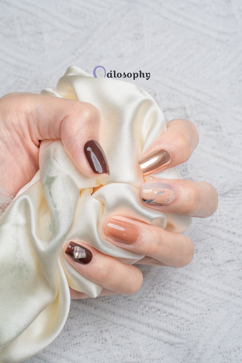 Nailosophy أظافر جيل مضغوطة يدوية الصنع بلون موكا بني وكروم ذهبي رخامي | شكل مربع - Image 4